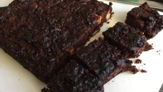 Brownie à la pâte de dattes et aux noix
