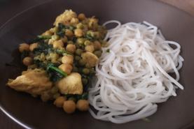 Curry de poulet, pois chiches, épinards et petits pois