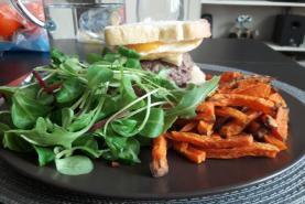 Burger maison et frites de patate douce