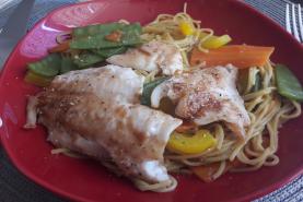 Nouilles safranées aux légumes et poisson grillé