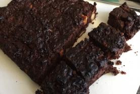 Brownie à la pâte de dattes et aux noix